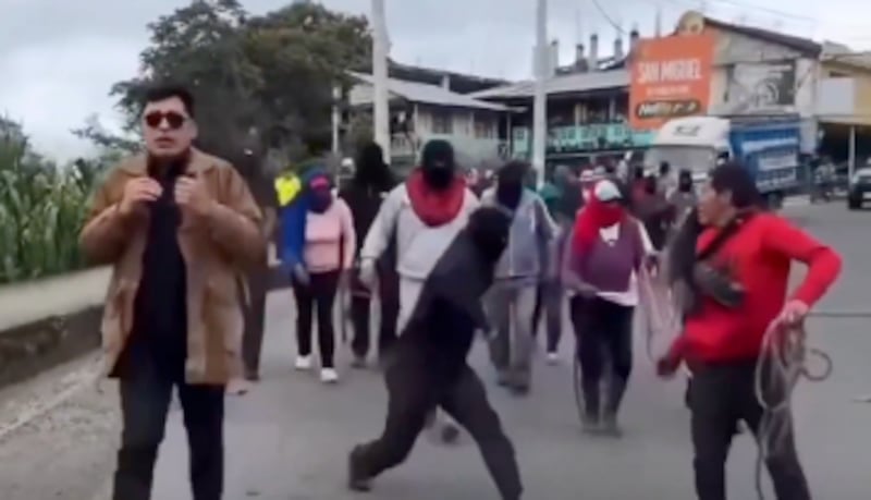 El presunto ladrón fue obligado a caminar mientras repetía: “Soy mañoso y yo robé”.