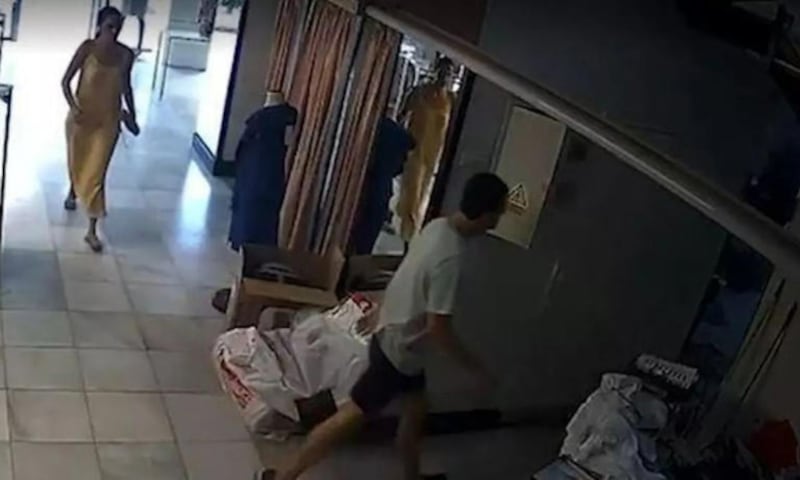 Las cámaras muestran a Felipe Jr., de 35 años, y a Rosario, de 31, entrando por la puerta principal.