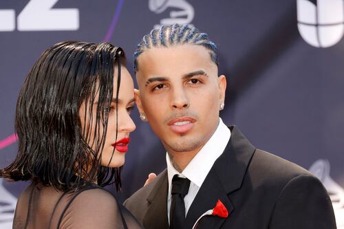 “Elimina eso con láser”: Rosalía muestra el tatuaje de Rauw Alejandro y las redes se preguntan si persiste el amor