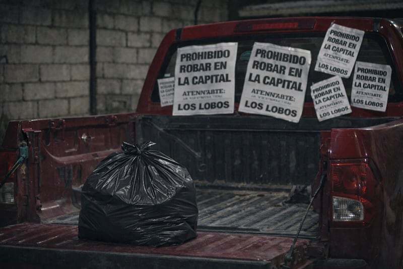 Hallan extremidad humana y panfletos atribuídos a Los Lobos en un vehículo robado al sur de Quito