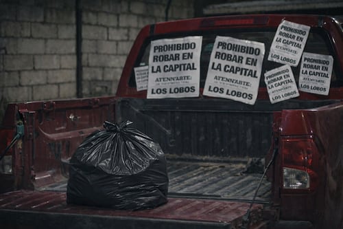 Hallan extremidad humana y panfletos atribuídos a Los Lobos en un vehículo robado al sur de Quito: “Prohibido robar en la capital”