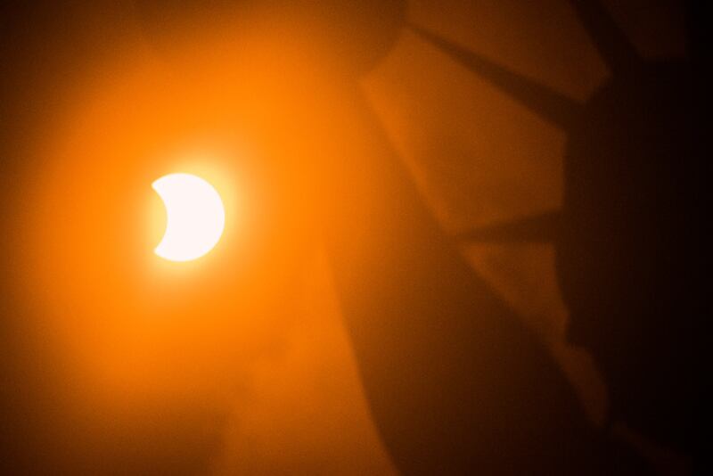 Activaron la Máquina de Dios justo en el día del eclipse total de sol