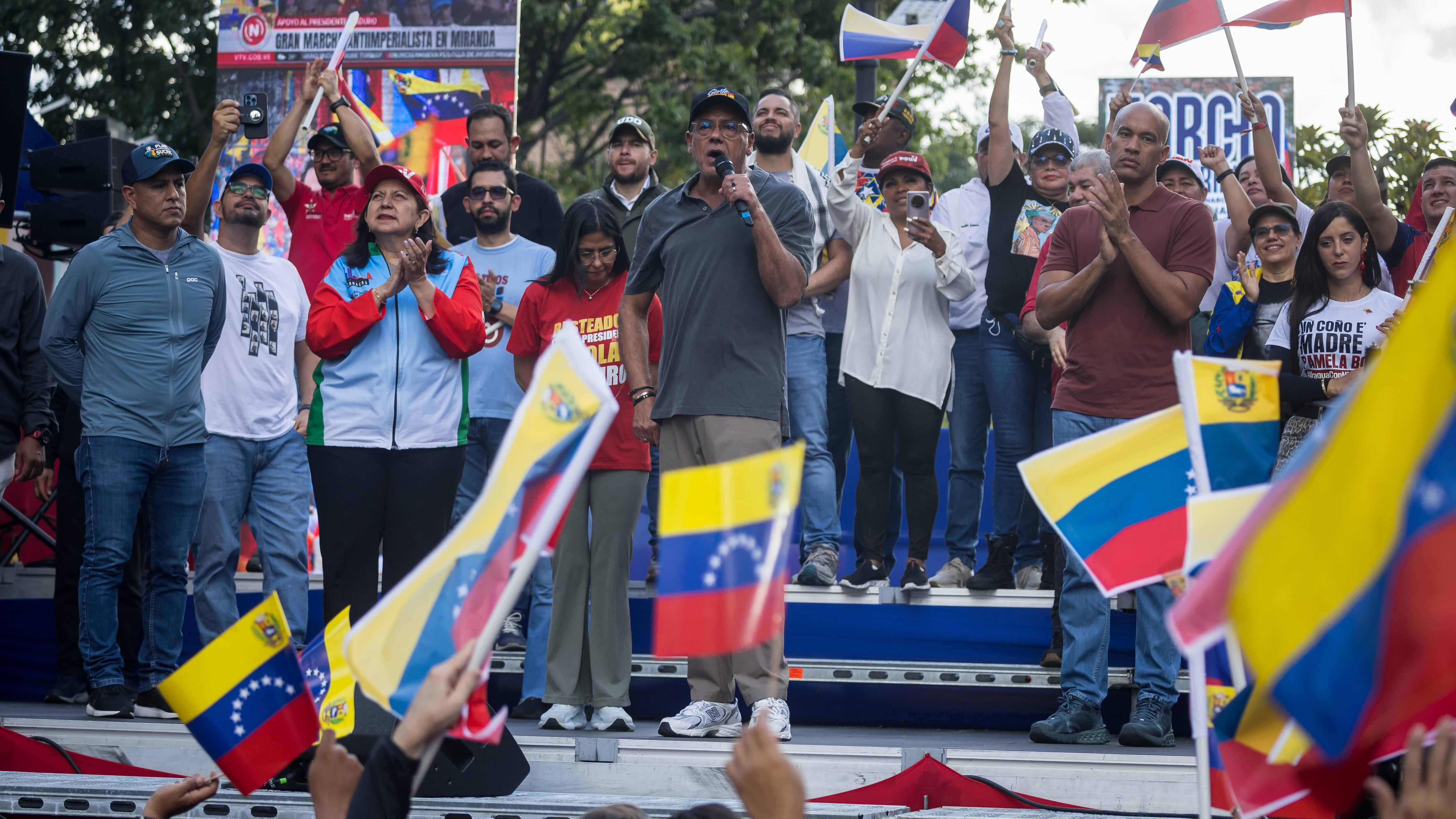 El presidente de la Asamblea Nacional, Jorge Rodríguez, habla durante una manifestación en apoyo al presidente de Venezuela, Nicolás Maduro, este lunes, en Caracas (Venezuela)