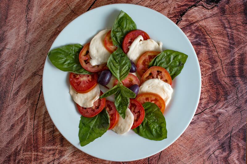 La ensalada es una de los platos más populares y consumidos, y se dice que en cada país hay al menos una versión de este alimento. Fotos: Freepik, Pexels, Unsplash, Creative Commons y Pixabay.
