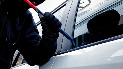Robaron las partes del vehículo de ciudadana al interior del parqueadero de un centro comercial.