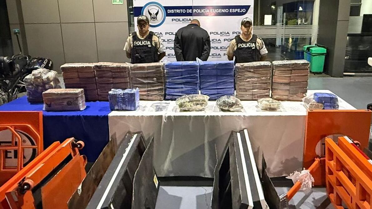 Camuflada en maquinaria industrial: así incautaron 107 paquetes de droga en Guallabamba - Fuente: Policía Nacional