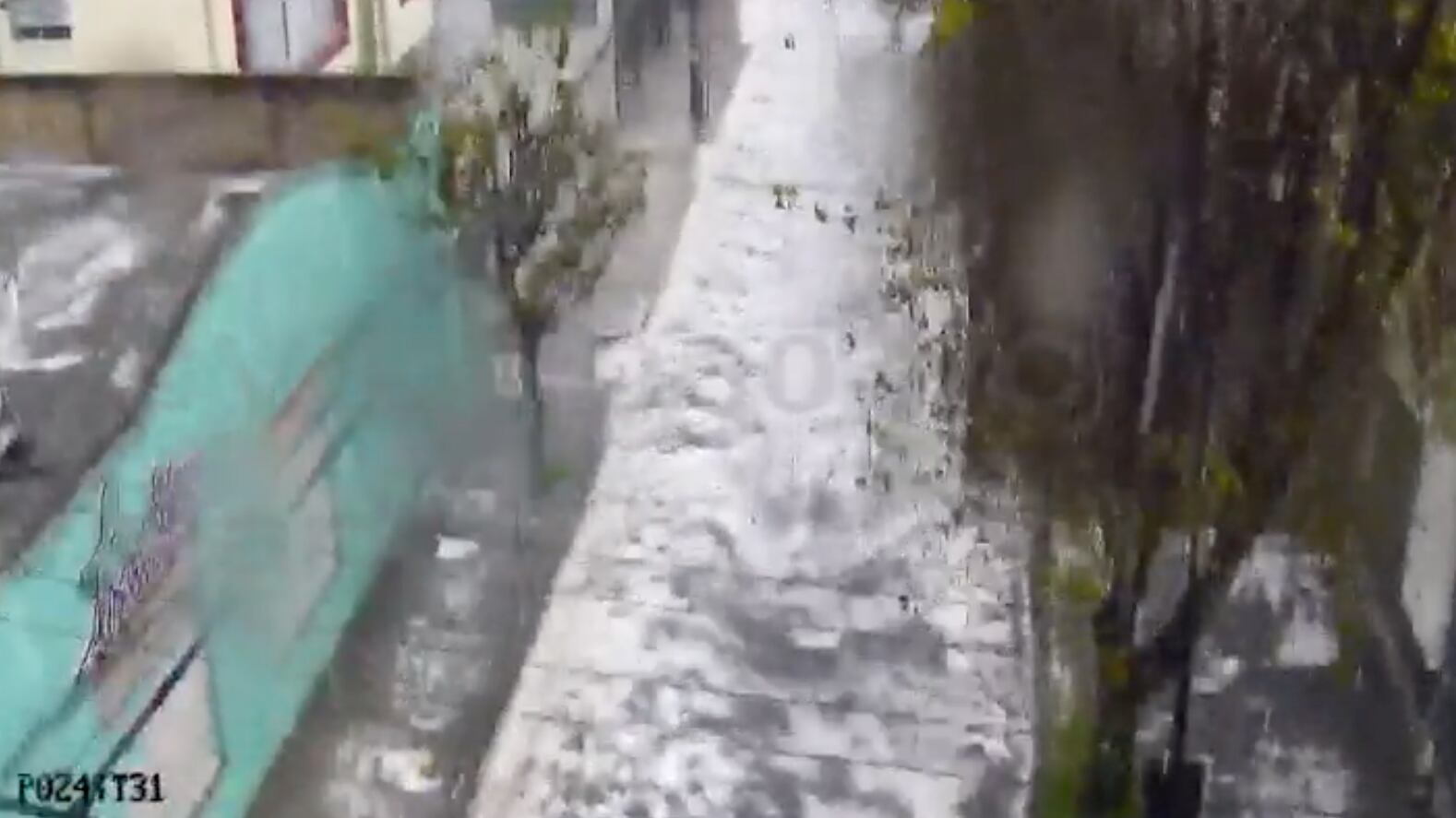 Acumulación de agua y granizo en la Juan León Mera