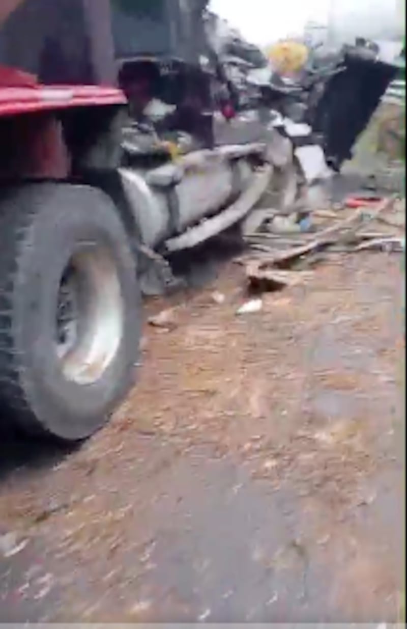 Accidente de tránsito entre bus de pasajeros y tráiler en Ppapallacta.