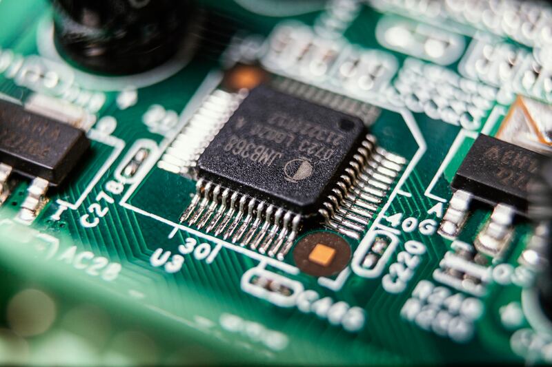Las ventas globales de semiconductores alcanzaron 791,700 millones de dólares en 2025, un 25.6% más que en 2024. Dicha cifra estableció un récord histórico. Foto: Freepik.
