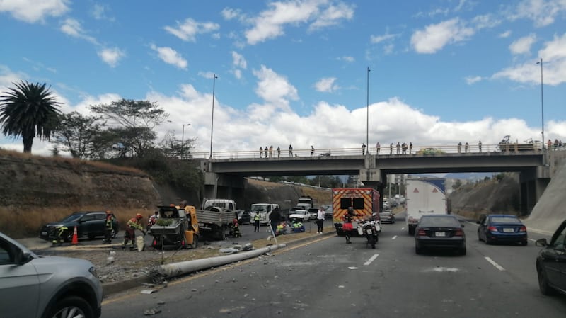 Cuatro heridos y daños materiales tras siniestro en la Ruta Viva, en Quito