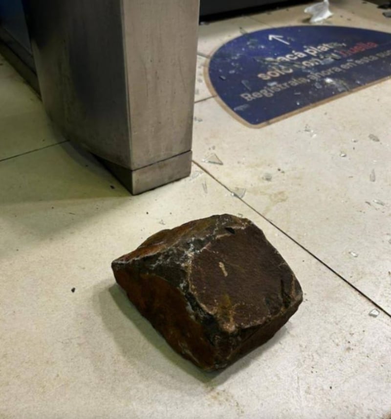 Joven destruyó un cajero automático con una piedra tras no recibir su dinero. Imagen: captura de pantalla