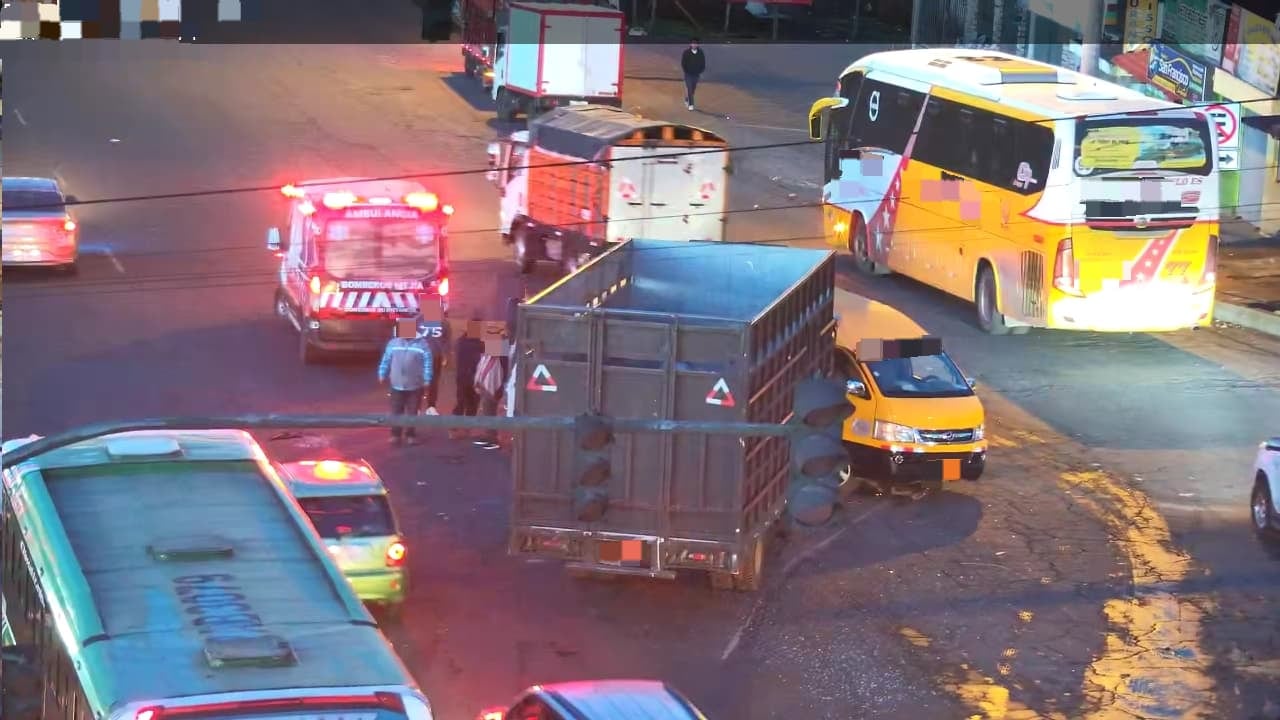 Choque entre camión y buseta dejó a dos adultos mayores heridos en Tambillo - Fuente: Coordinación Zonal Quito
