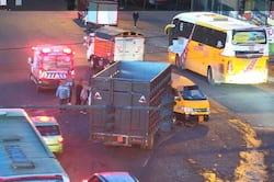 Choque entre camión y buseta escolar dejó a dos adultos mayores heridos en Tambillo