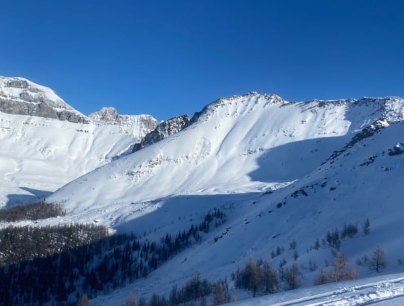 esquiador sobrevive avalancha, Parque Nacional Banff