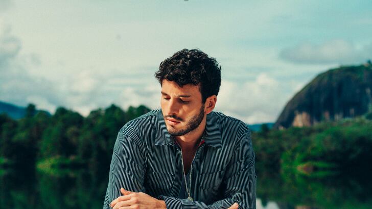 Sebastián Yatra, uno de los artistas más aclamados en los escenarios.