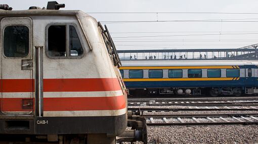 Padre e hijo se suicidan en rieles de tren de la India