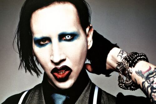 Demandan a Marilyn Manson por soplarse la nariz con una mujer