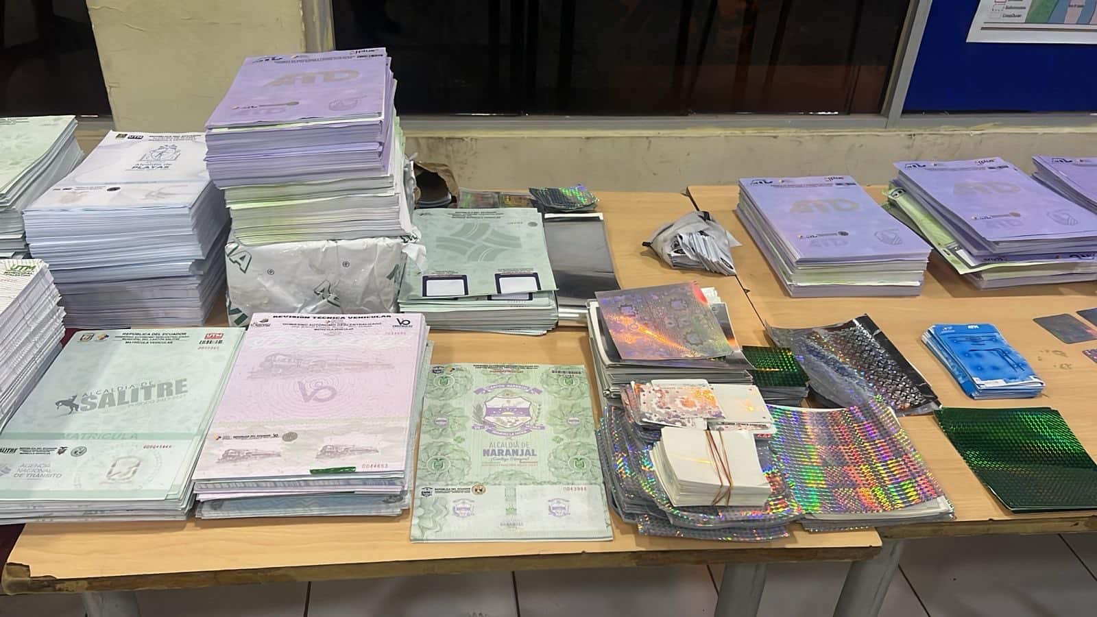 El operativo en Durán permitió desmantelar una red que falsificaba certificados y matrículas de tránsito.