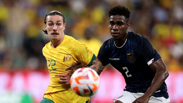 Félix Torres disputa el esférico con Irvine en el Australia vs. Ecuador