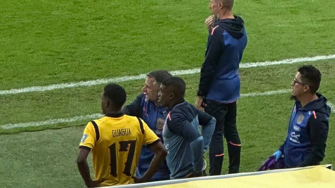 Darwin Guagua con La Tri recibiendo instrucciones de Sebastián Beccacece