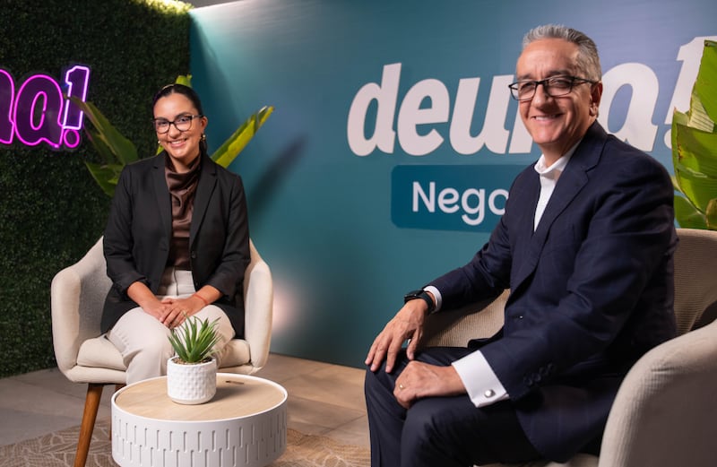 Daniela Díaz, Brand Lead de Deuna y Alfonso Laso como host.