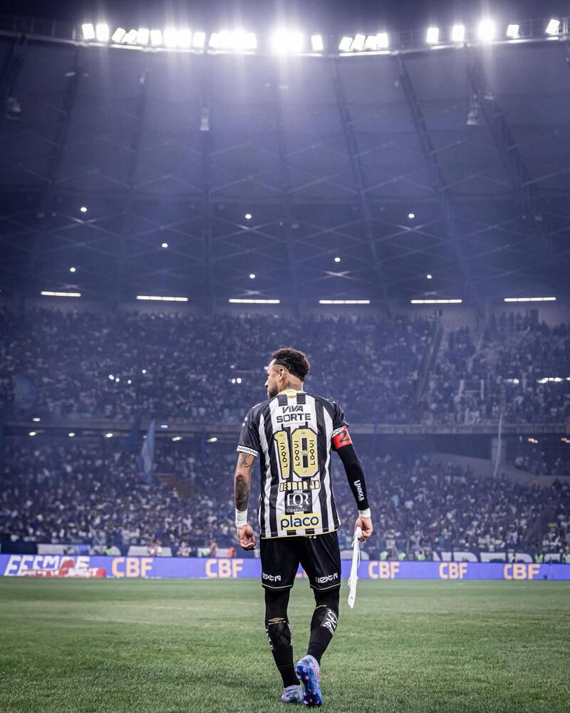 Neymar no se rinde y sigue en el juego