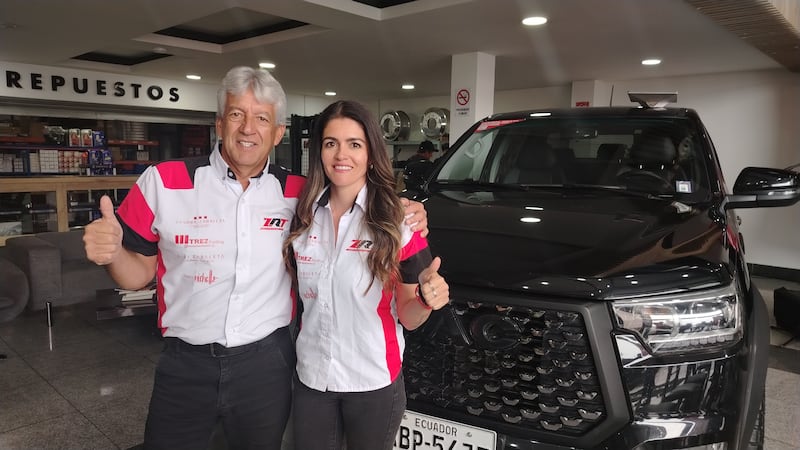 Piloto azuayo Jhon Zabaleta y su hija Karina lograron el tercer lugar en la categoría Camionetas del Rally Caminos del Inca 2025 con JAC Motors del Grupo Roldán.