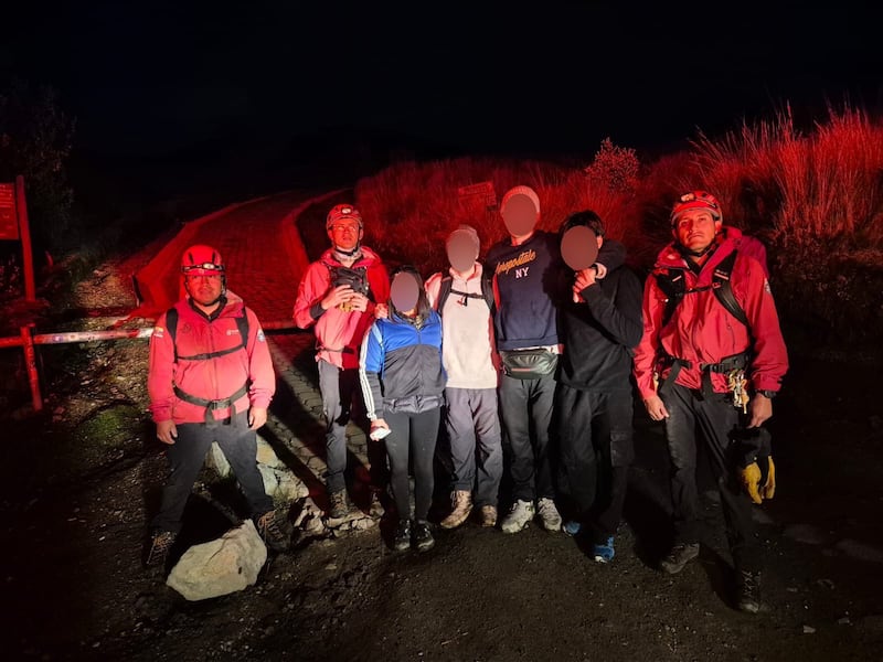 Equipo especializado de Bomberos Quito durante el rescate nocturno en el Rucu Pichincha.