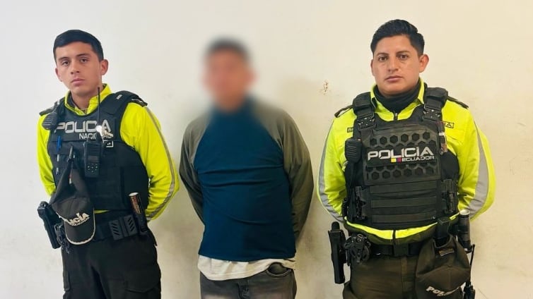 Ciudadanos detienen a presunto ladrón en bus tras robarle dos celulares a una mujer en el sur de Quito