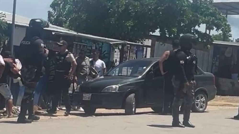 Hombre es asesinado a balazos frente a su esposa y dos hijos en Manta