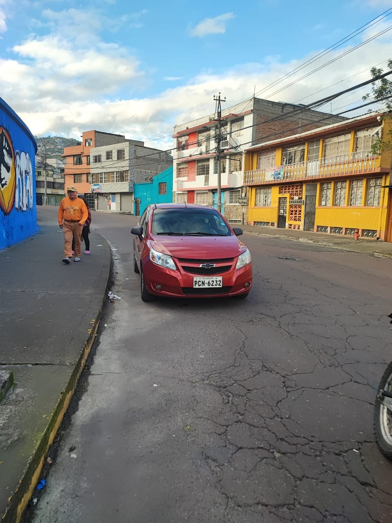 ¡De terror! Un hombre fue hallado sin vida dentro de su auto en Chimbacalle, sur de Quito