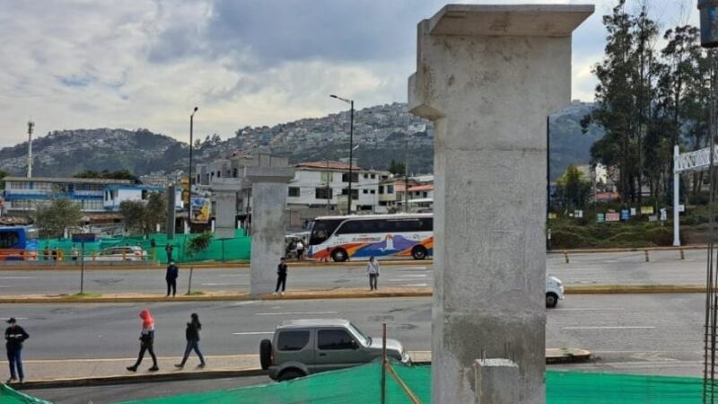 Izado de puente peatonal en la Panamericana Norte