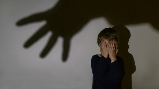 Sujeto lanzó cemento en los ojos a su hijastro de seis años en Colombia