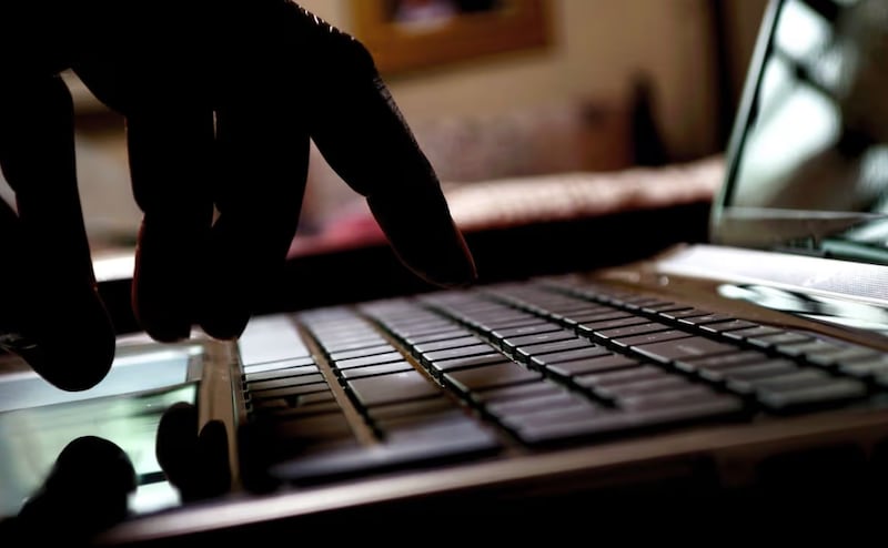 Menores fueron atraídas a un edificio abandonado en la cima de una montaña, abusadas y abandonadas. Imagen referencial