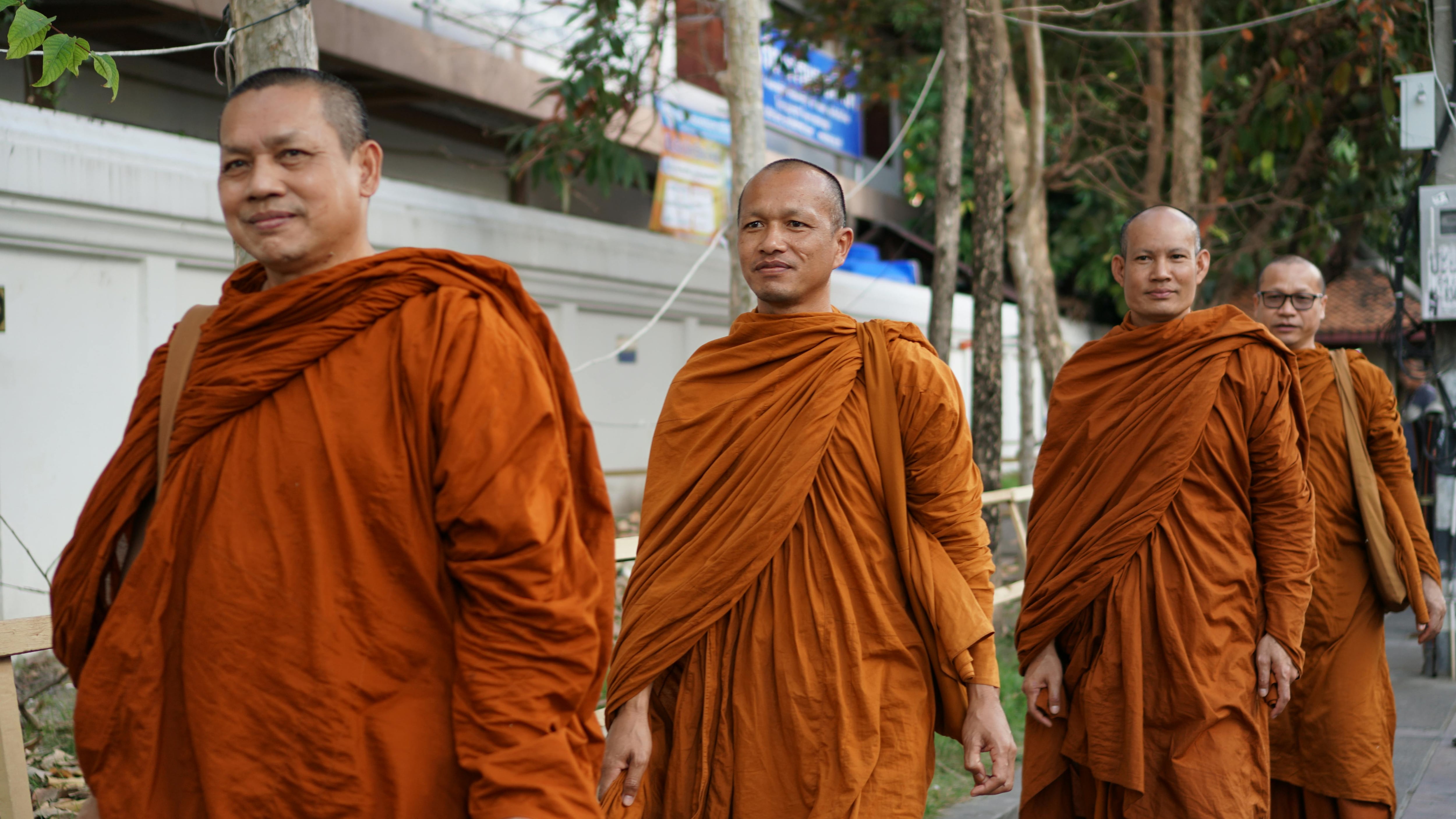 Detienen a 22 monjes budistas con 112 kilos de droga .