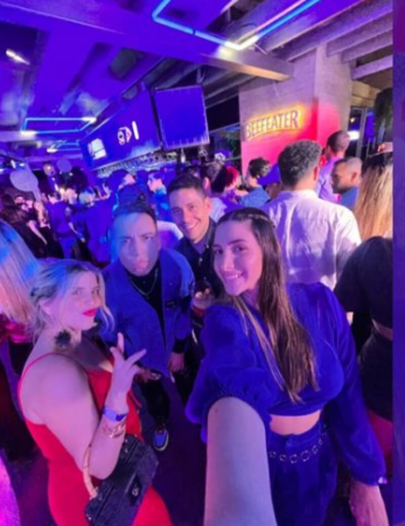 Álex Vizuete junto con influencers en un evento tras los premios ITV