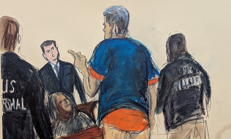 El presidente venezolano, Nicolás Maduro (centro), reacciona ante un espectador tras su comparecencia en el tribunal federal de Manhattan, el lunes 5 de enero de 2026, en Nueva York. (Elizabeth Williams vía AP)