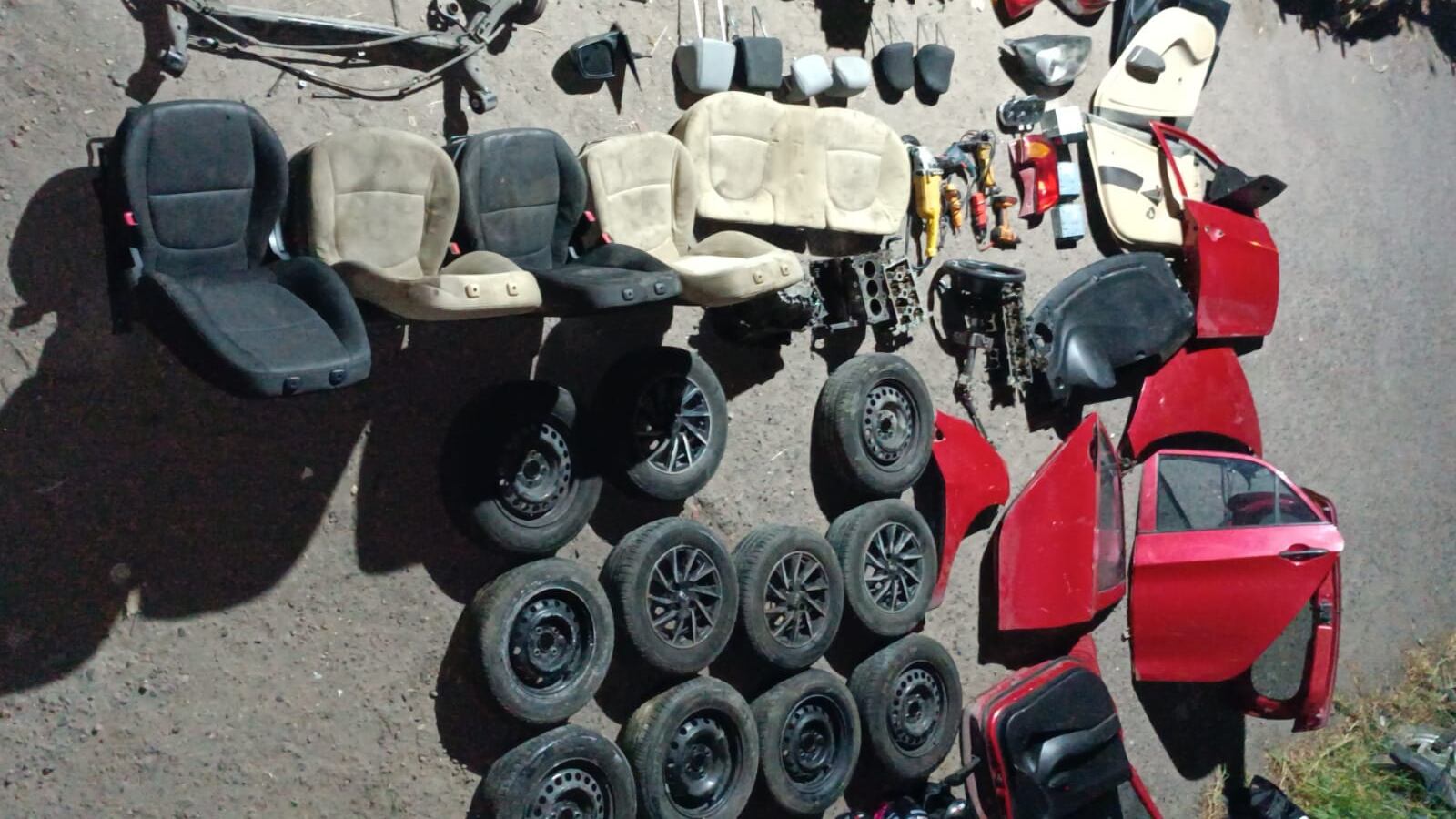 Vehículos, bienes y autopartes robados almacenaban en casa del norte de Quito