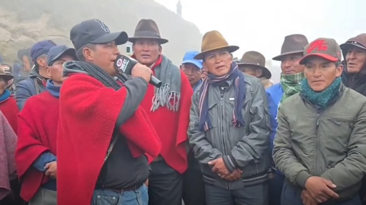 Comuneros en Alausí piden la renuncia del presidente de la COMICH y bloquean vías en Chimborazo