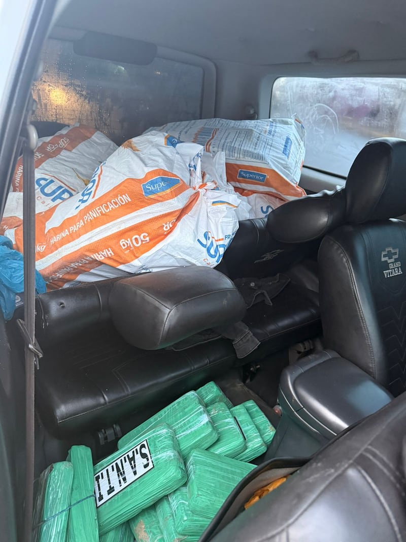 Persecución en Quito dio con sujetos que llevaban cocaína en quintales de harina por la Ruta Viva