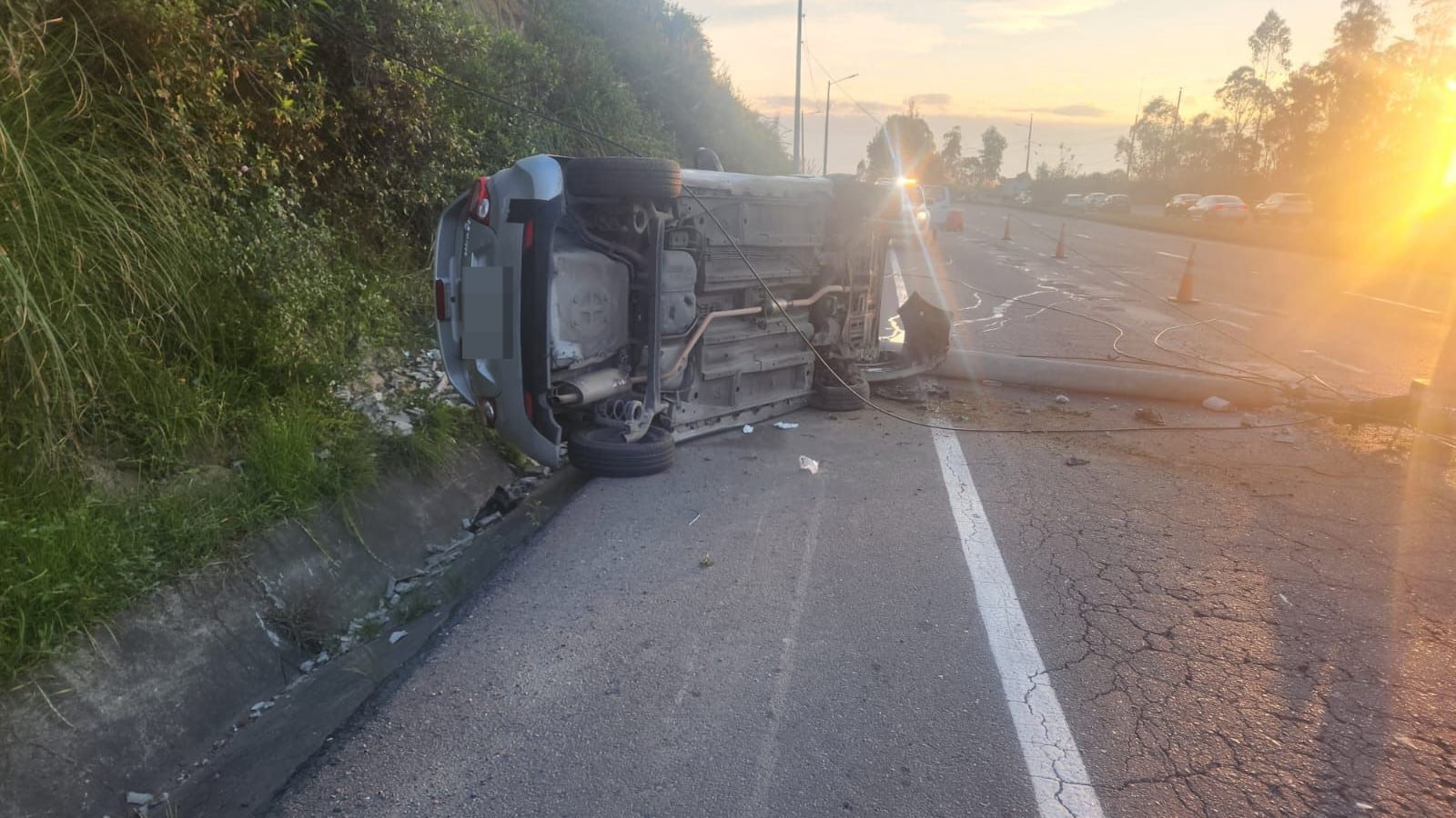 Volcamiento de auto provoca fuerte congestión vehicular en la Av. Simón Bolívar, Quito - Cortesía AMT