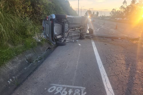 Volcamiento de auto provoca fuerte congestión vehicular en la Av. Simón Bolívar, Quito