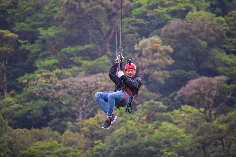 Hay una experiencia que nos permite volar por encima de océanos, selvas y hasta volcanes: estas son las tirolinas más espectaculares del mundo: la tirolesa.