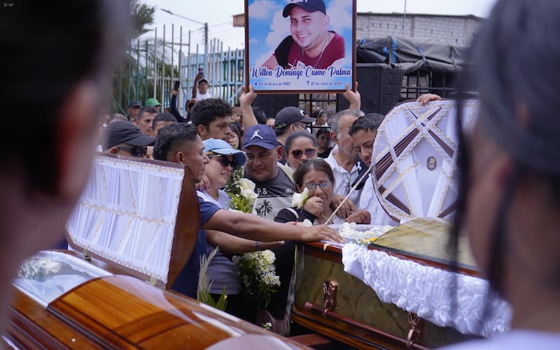 Está tarde, familiares y amigos dieron el último adios a las víctimas de la masacre en un bar del recinto La Guayas, en El Empalme.
Fotos: César Muñoz/API