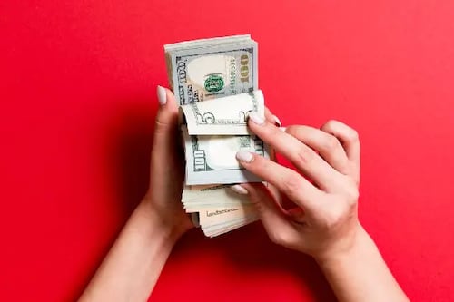 Ofertaba cargos públicos en los municipios de Latacunga, Saquisilí y Pujilí a cambio de hasta USD USD 3.000