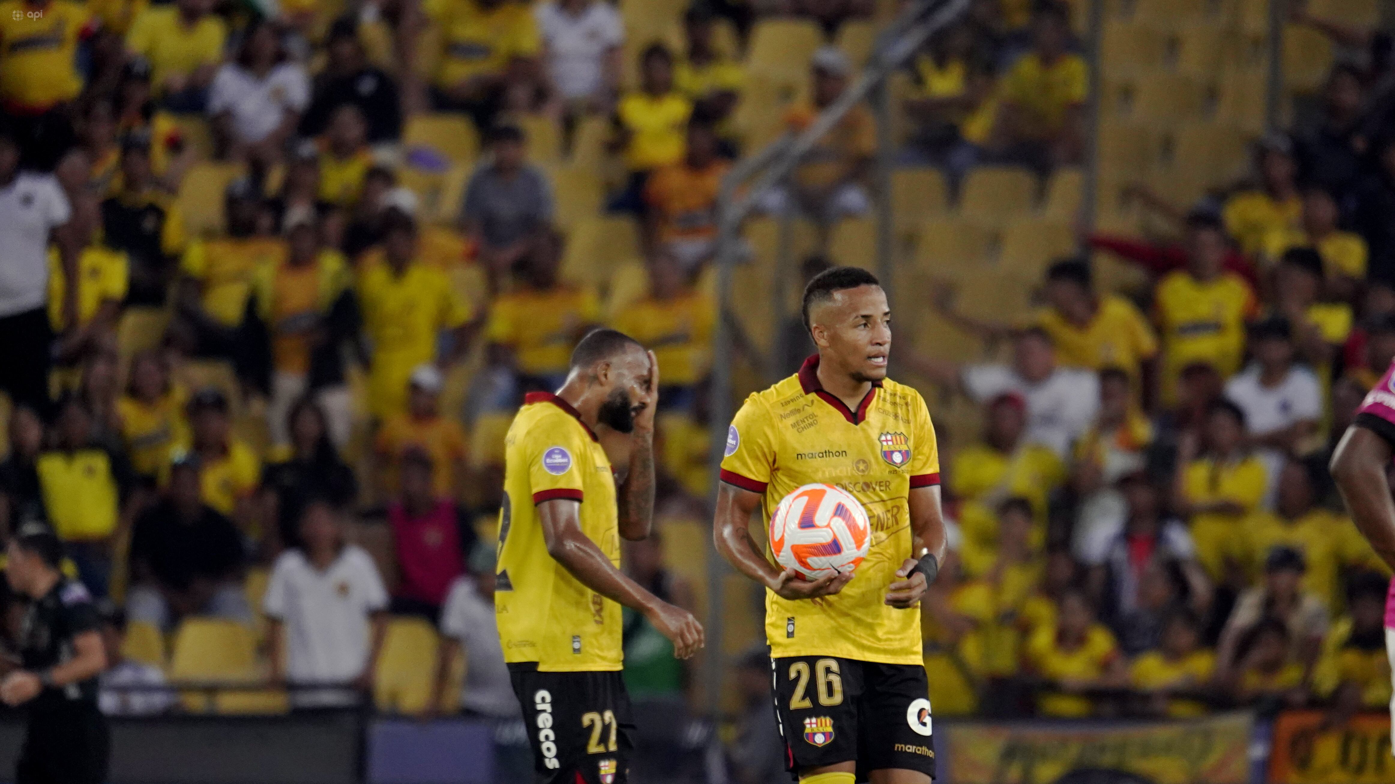 Byron Castillo y Leonai Souza con Barcelona SC durante su derrota ante IDV