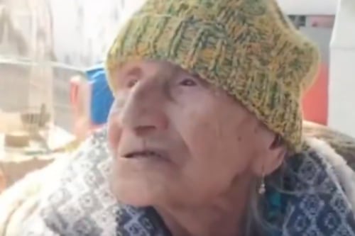 ¡Indignante! Hombre expulsó de la casa a su madre de 103 años