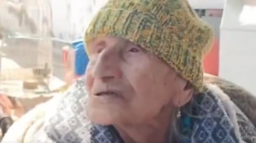 Hombre expulsa de su casa a su madre de 103 años - Fuente: Video de X