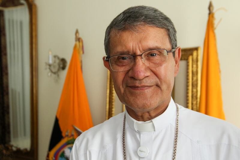 El arzobispo de Guayaquil, el cardenal Luis Cabrera, posa en una rueda de prensa tras el fallecimiento del papa Francisco este lunes, en Guayaquil (Ecuador).