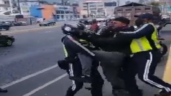 ¡Le pegó con el casco! Motociclistas agreden a agentes de la AMT en Cumbayá